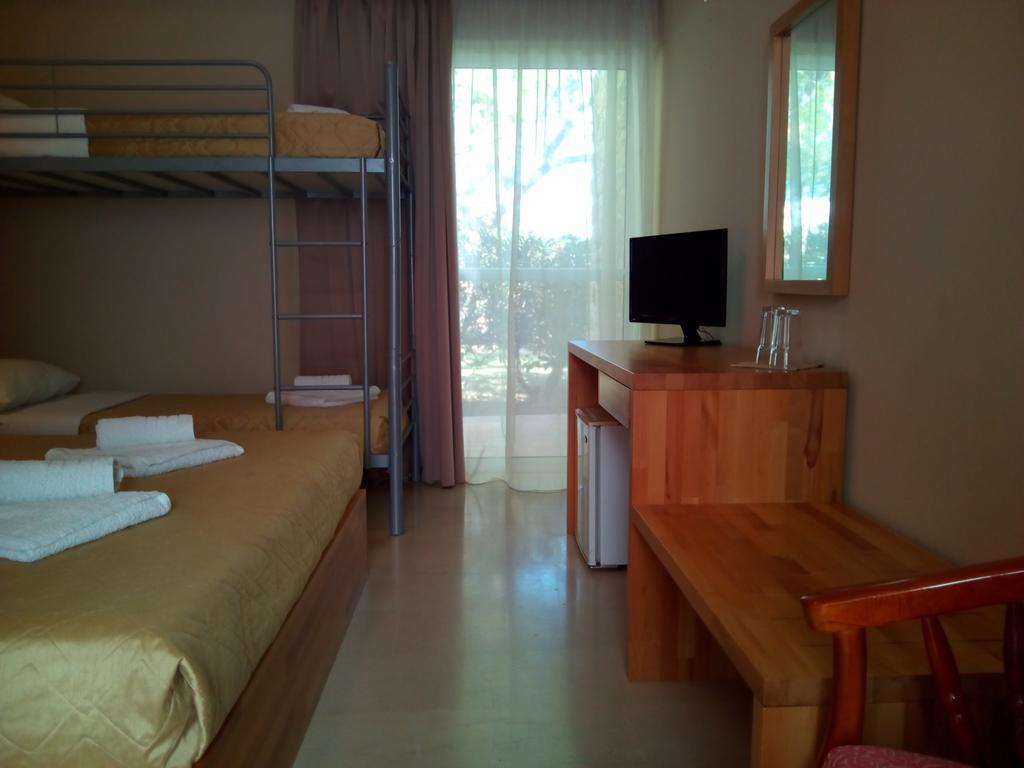 Marzi Beach And Bungalows Hotel Kokkónion Habitación foto